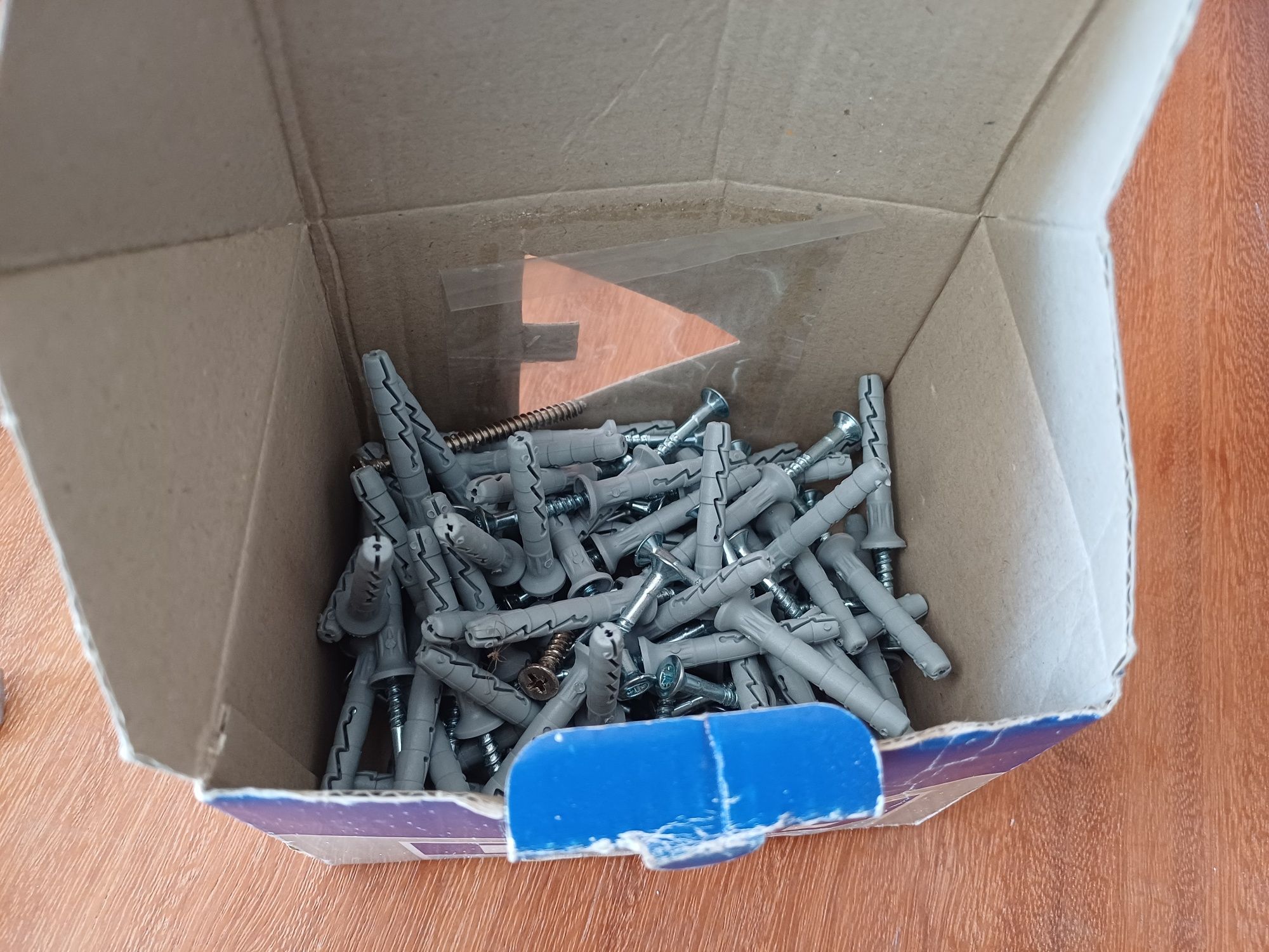 Conjunto sortido de centenas de parafusos, buchas e anilhas