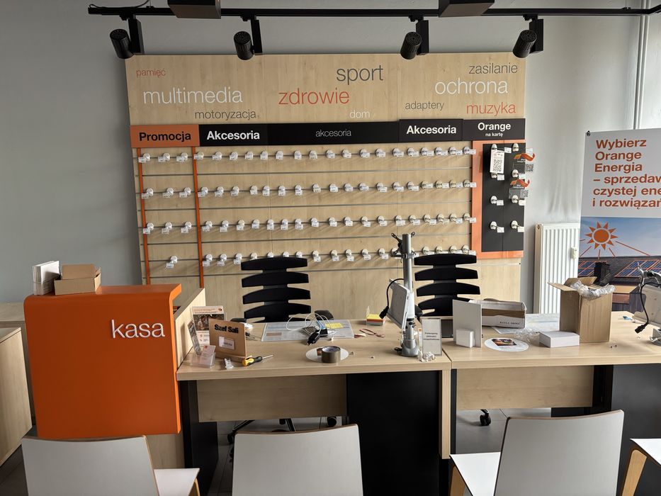 Wyposażenie Salonu Orange. Idealny komplet dla sklepu z telefonami.