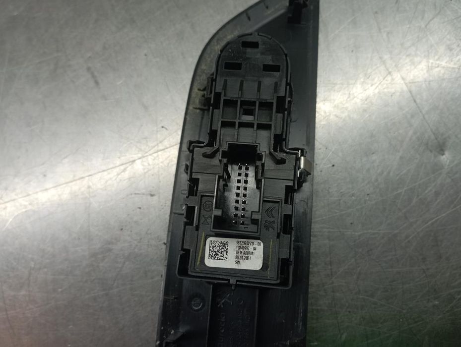 Comando / botão / interruptor vidros frente esquerdo PEUGEOT 208 II