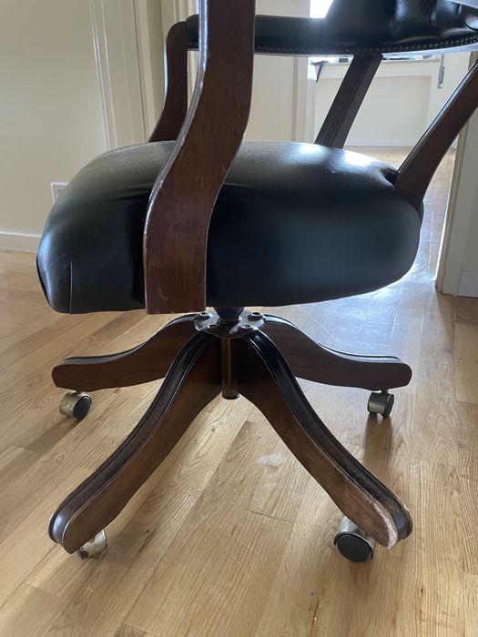 Cadeira de secretária em couro inglesa