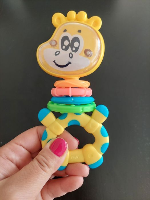 Roca, mordedor, chocalho Girafa Gilby Chicco