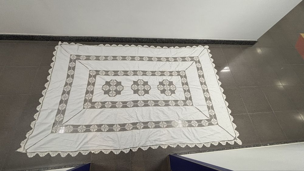 Toalha antiga em linho com bordados feitos à mão
