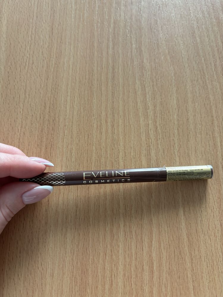 Brązowy eyeliner eveline