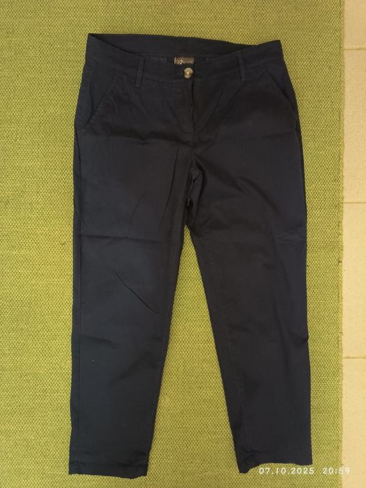 Calça azul de senhora.