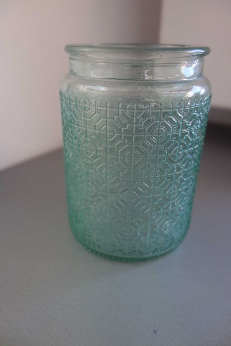 piękne błękitne szkło norweskie z wypukłą grafiką na powierzchni szkła