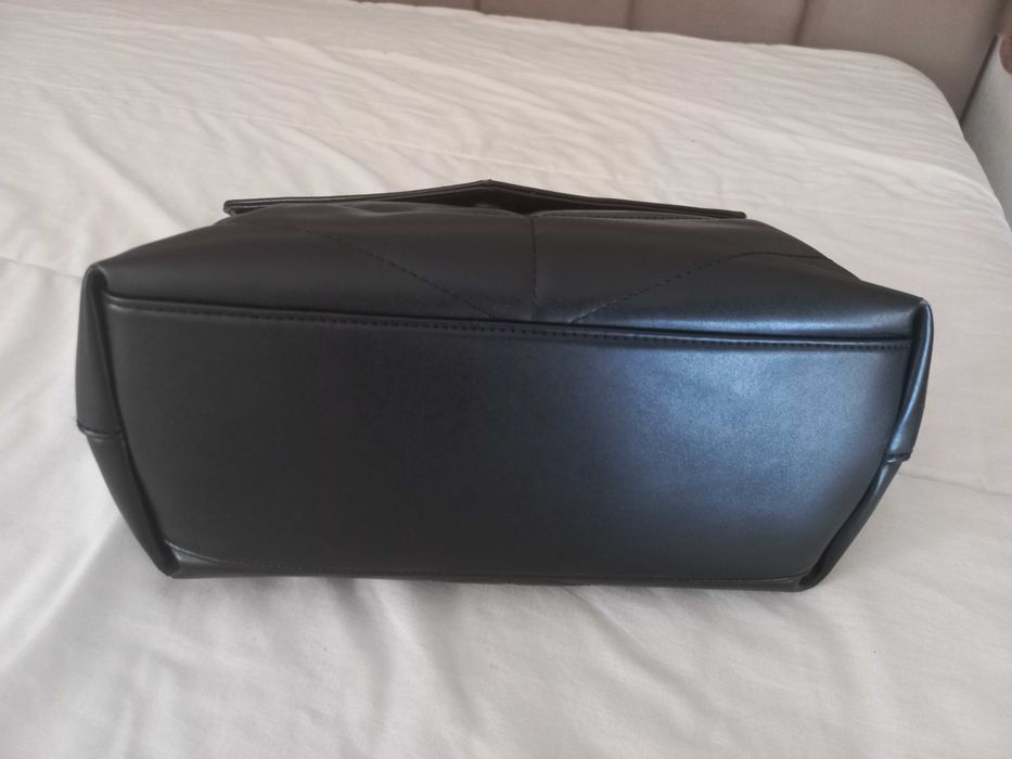 Mala Guess preta almofadada