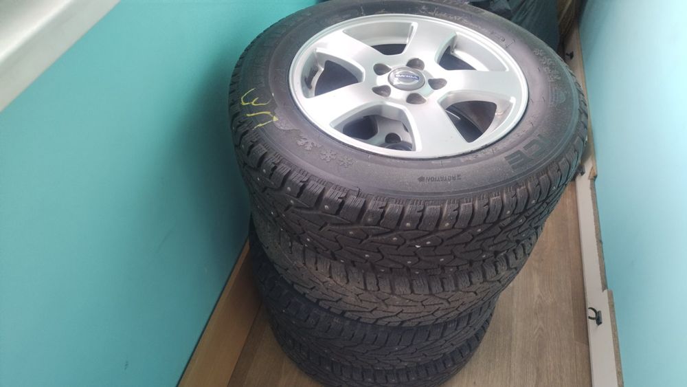 Продам шипованную резину с дисками Volvo  оригинал.
