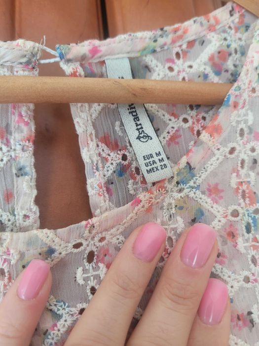 Bluzka na lato Stradivarius różowa lekka zwiena w kwiatuszki falbanka