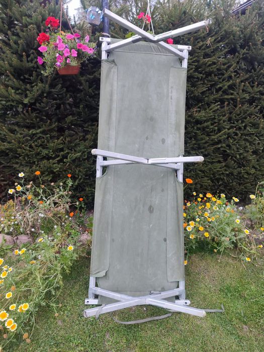 Wojskowe łóżko polowe