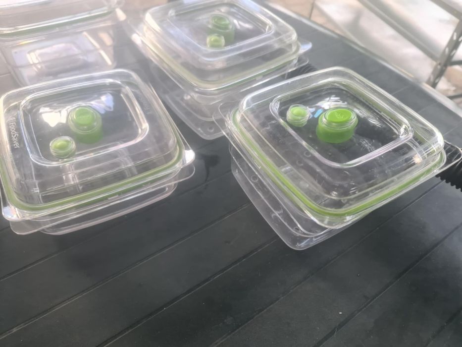 Food saver z pojemnikami próżniowymi