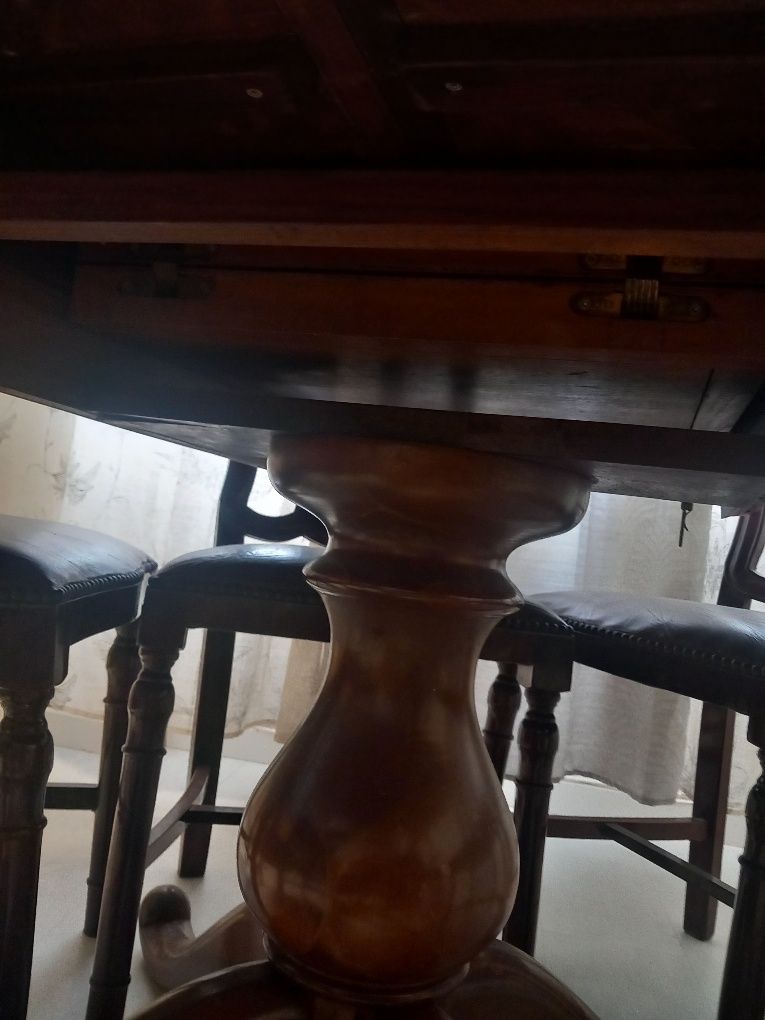 Mesa está variadas atenção nas fotos.