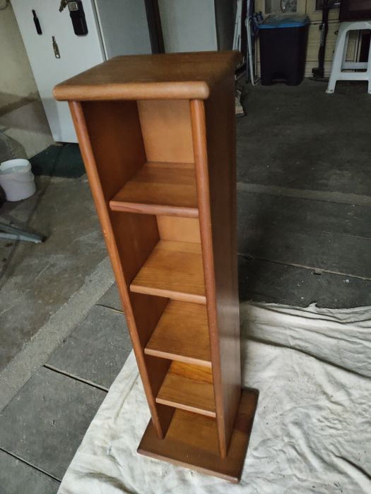 Móvel com prateleiras em pinho mel