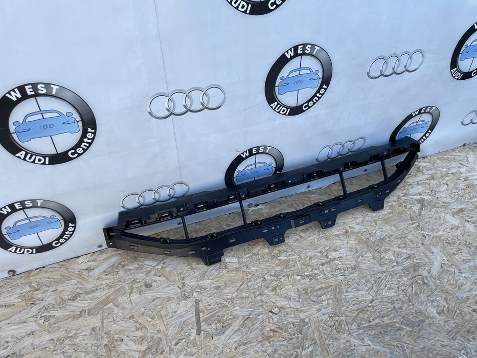 Решітка переднього бампера Audi E Tron Q8 4KE решітка бампера низ