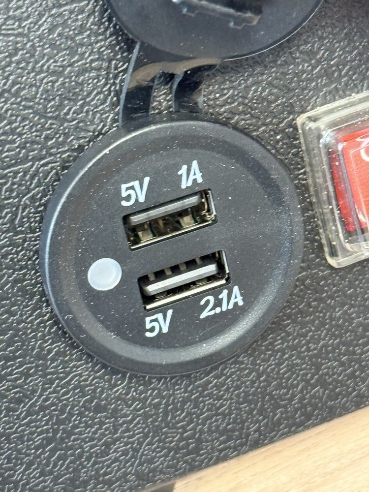 Vespa gts panel ładowarka usb, voltomierz, bezpiecznkk