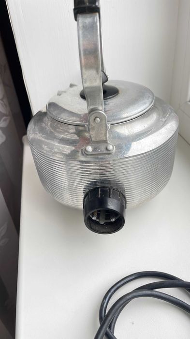 Алюмінєвий чайник електричний часів СССР