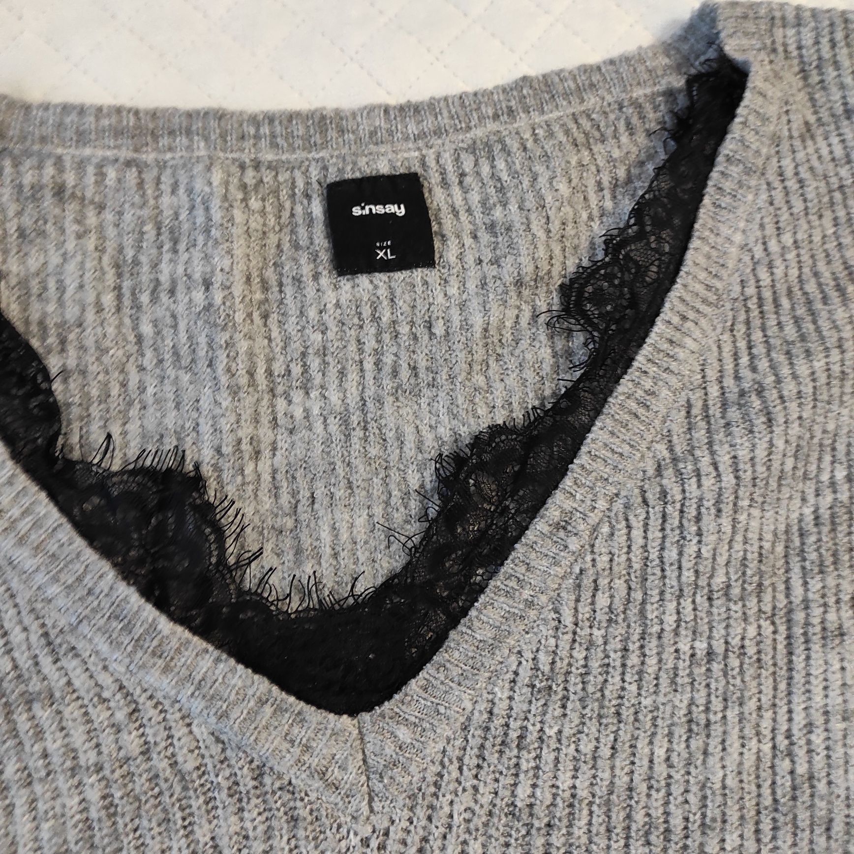 Sweter z koronką