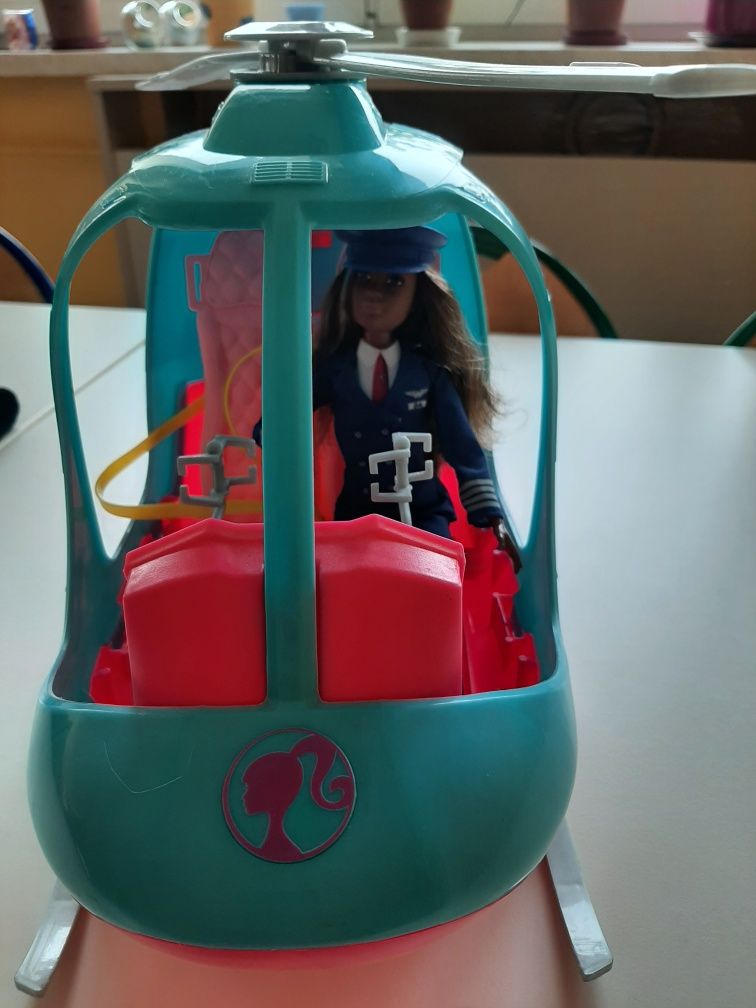 Helikopter Barbie z lalką pilotką.