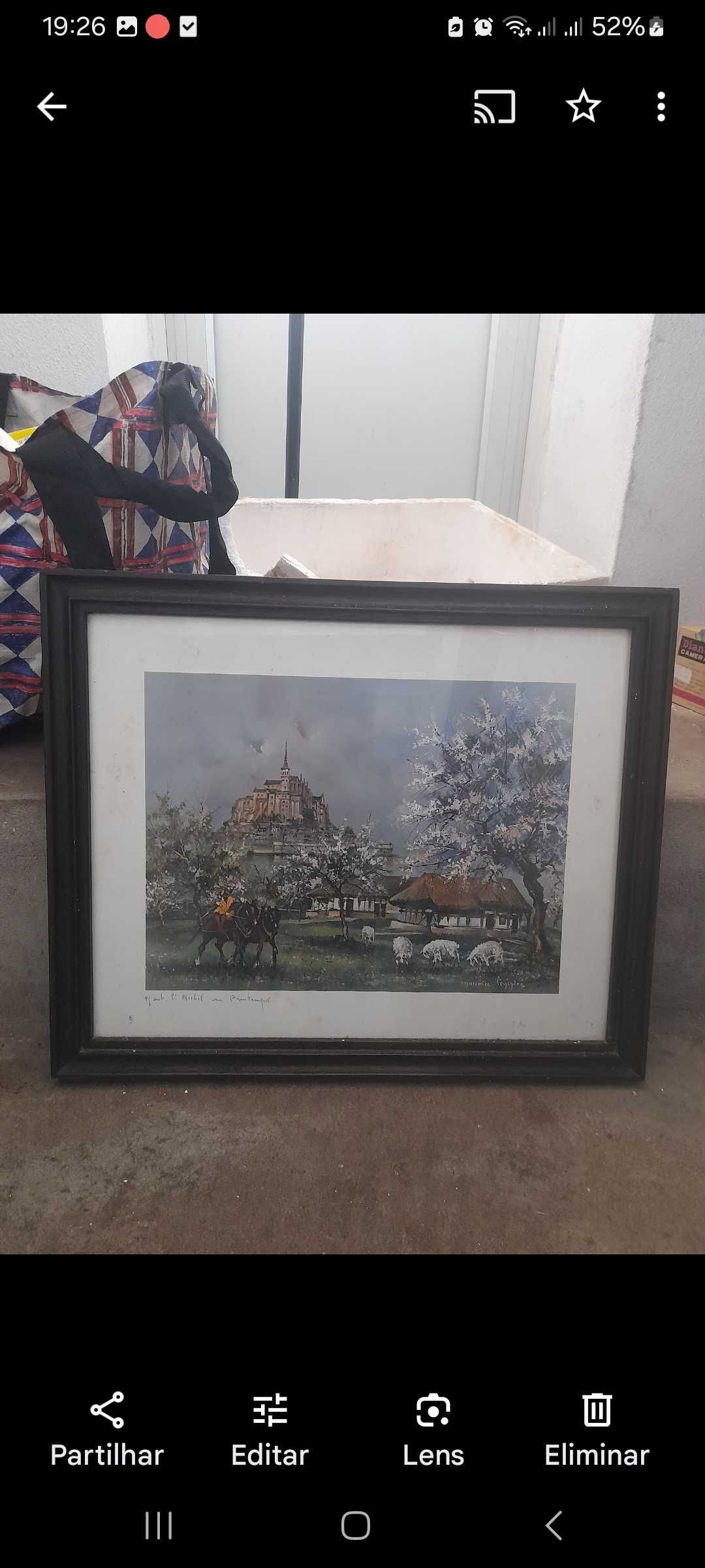 Vendo vários quadros antigos