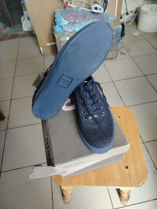 Спортивные туфли