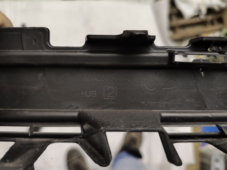 Zerzak dolny nakładka błotnika prawa Renault Captur II