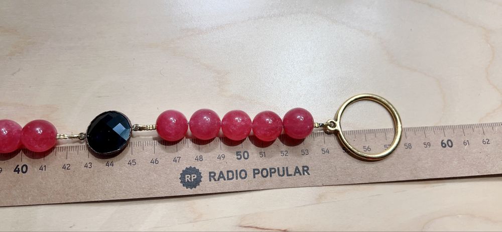 Colar em pedra natural turmalina cor de rosa e preto