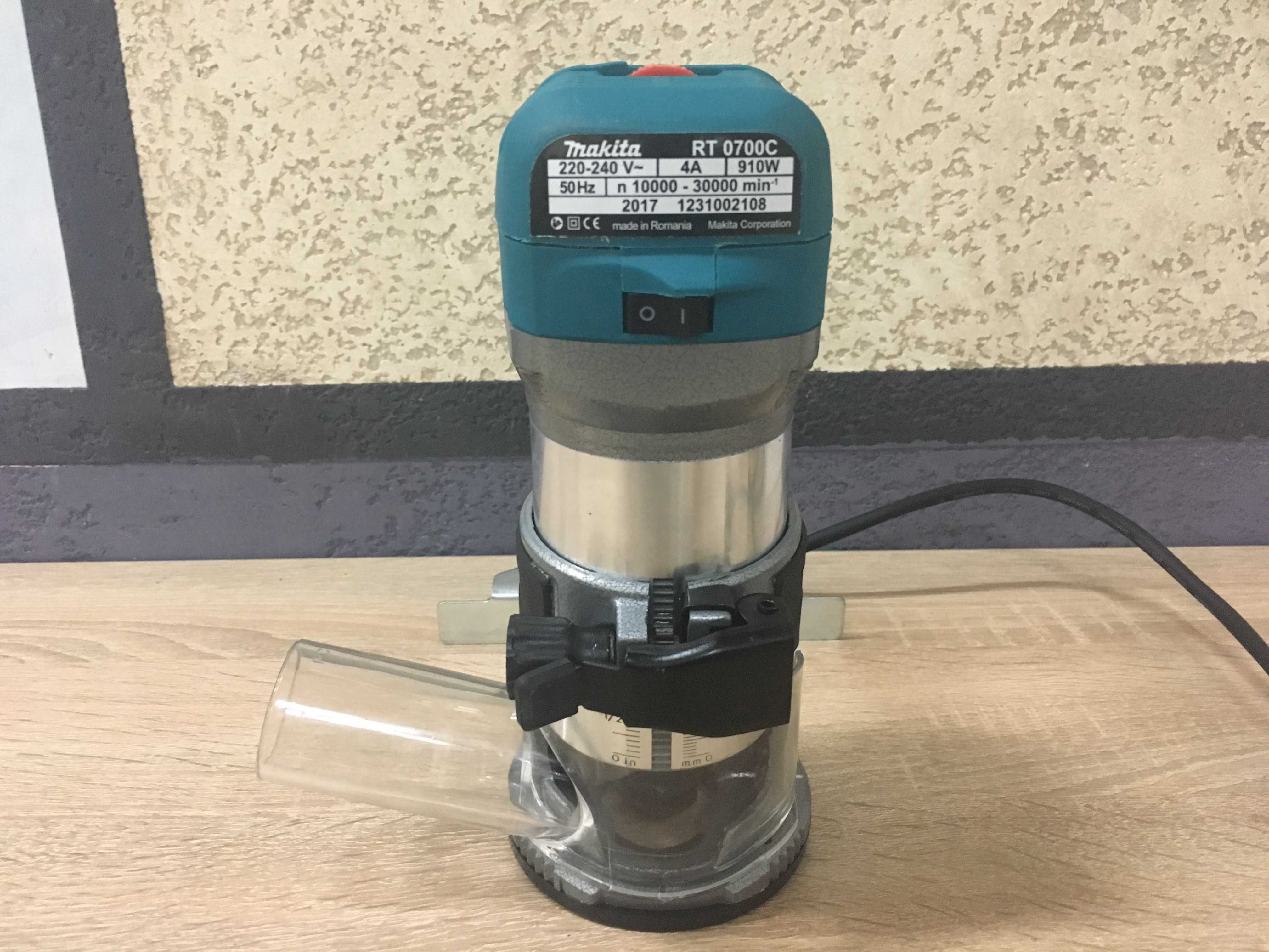 Фрезер Makita RT0700C 6-8мм (2/3/4 базы в комплекте)