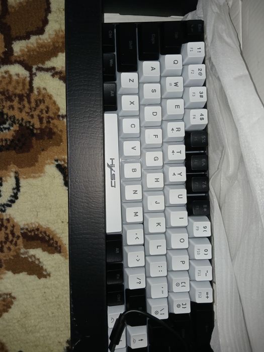 Клавіатура практично нова