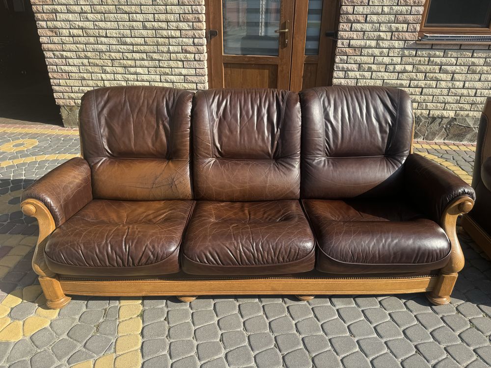 Продаж шкіряного дивана і крісла
