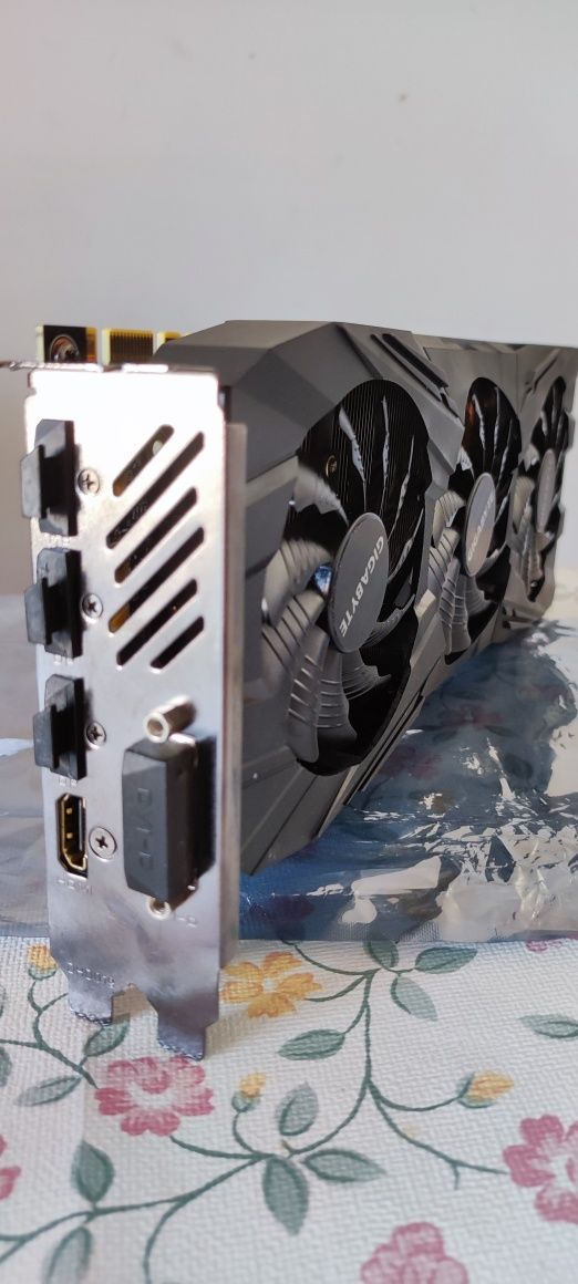 Placa gráfica Gigabyte GTX 1080 Ti Gaming OC Black 11GB