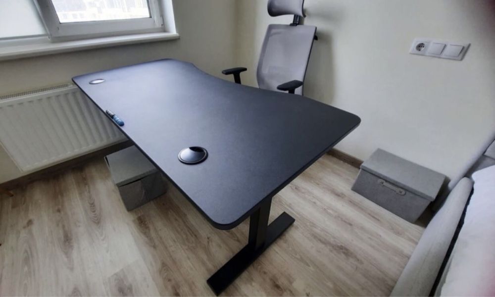 Стол для компьютера регулируется для работы сидя и стоя