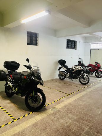 Aluga-se espaço em garagem para motas