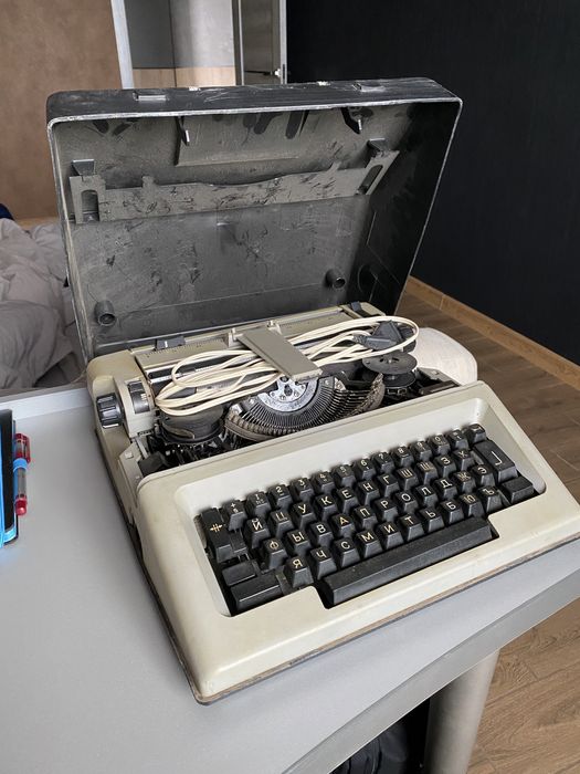 Продам печатную машинку .
