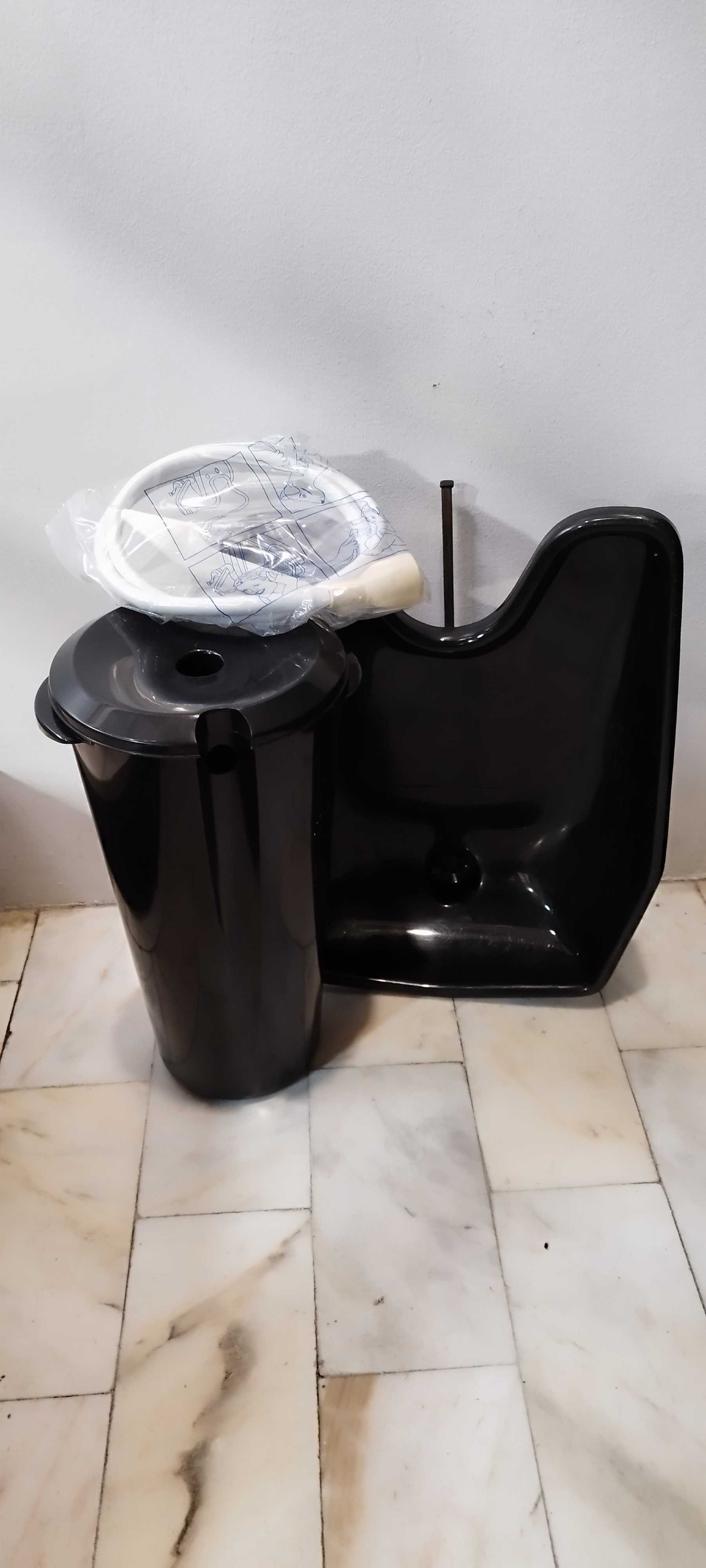 Rampa para lavar cabeças para acamados com depósito e chuveiro.