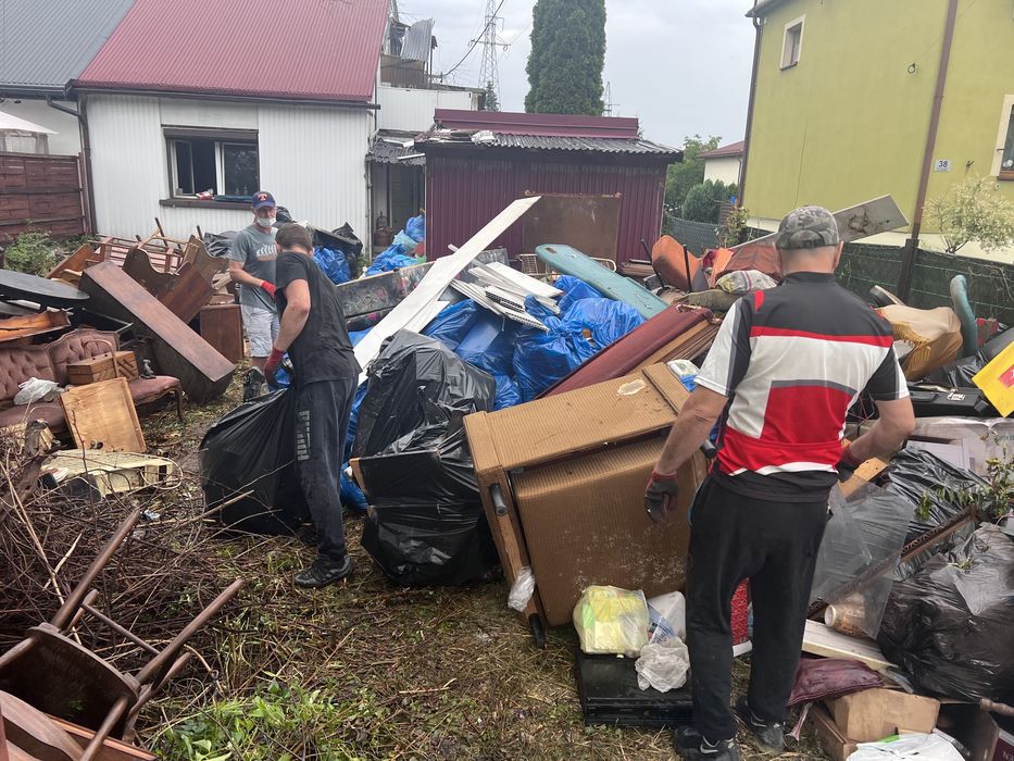 Transport Wywoz wyburzamy ścianki  gruz Oproznianie  utylizacja expres