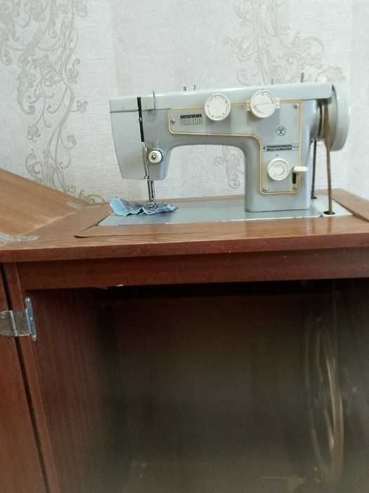 Продам швейну  машинку