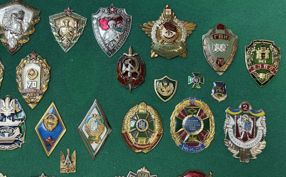 Коллекция знаков Пограничных войск разных времен в рамке под стеклом