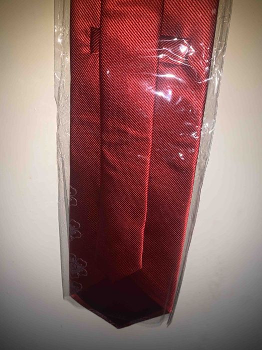 Галстук красного цвета