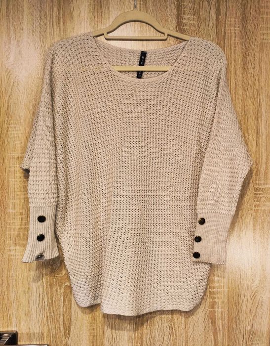 Jasnobeżowy sweter nietoperz guziki S/M/L