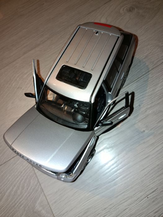 Колекційний MaiSto рендж ровер 1:18