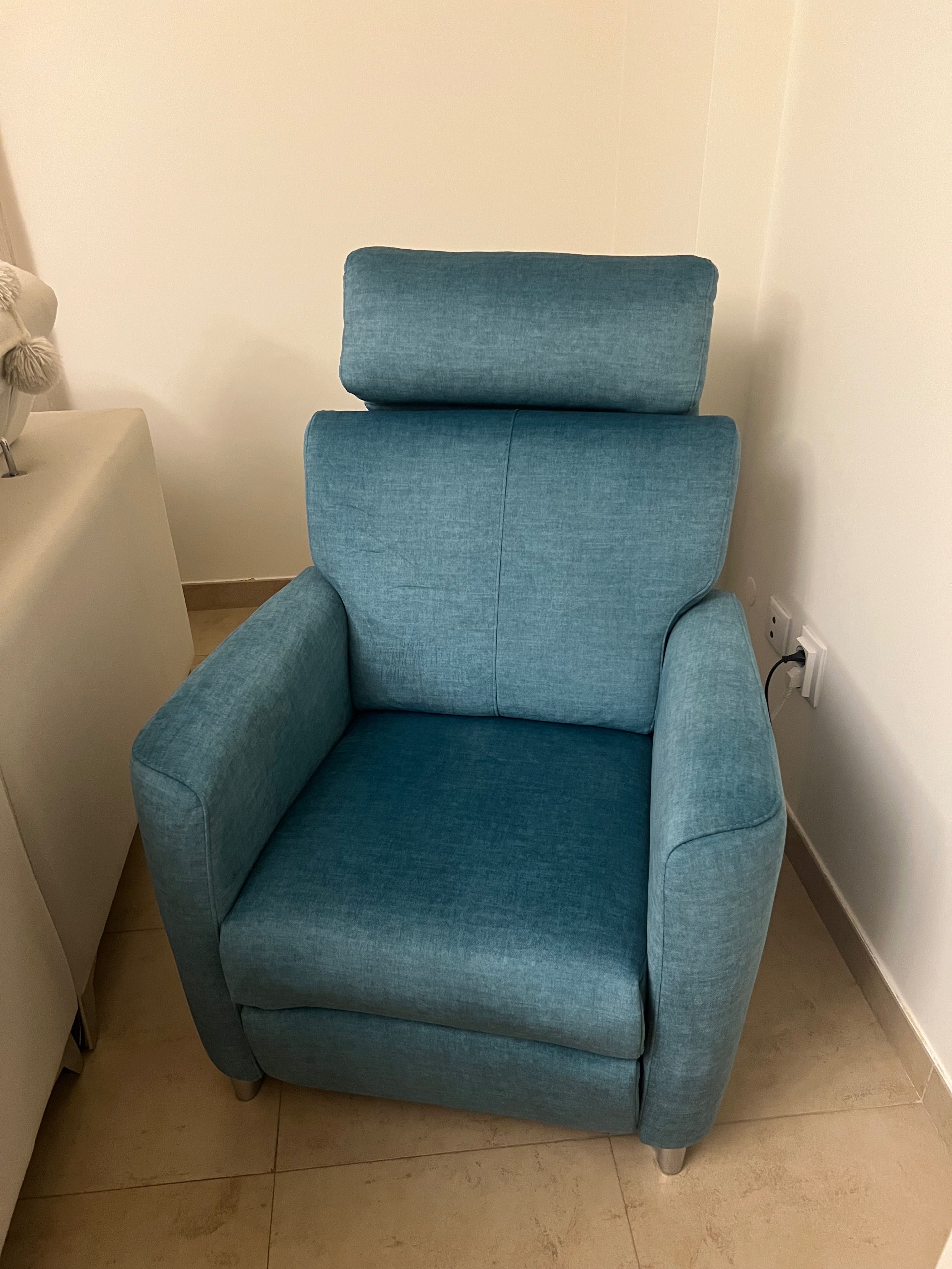 Poltrona Azul Reclinável - Conforto e Estilo em Perfeito Estado!