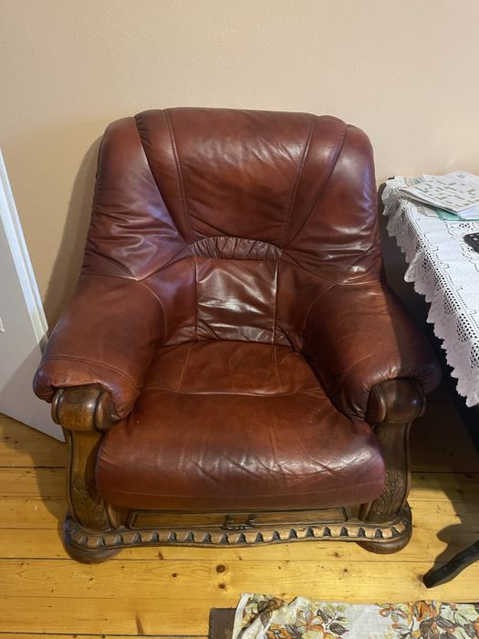 Odsprzedam dwa fotrle skurzane.