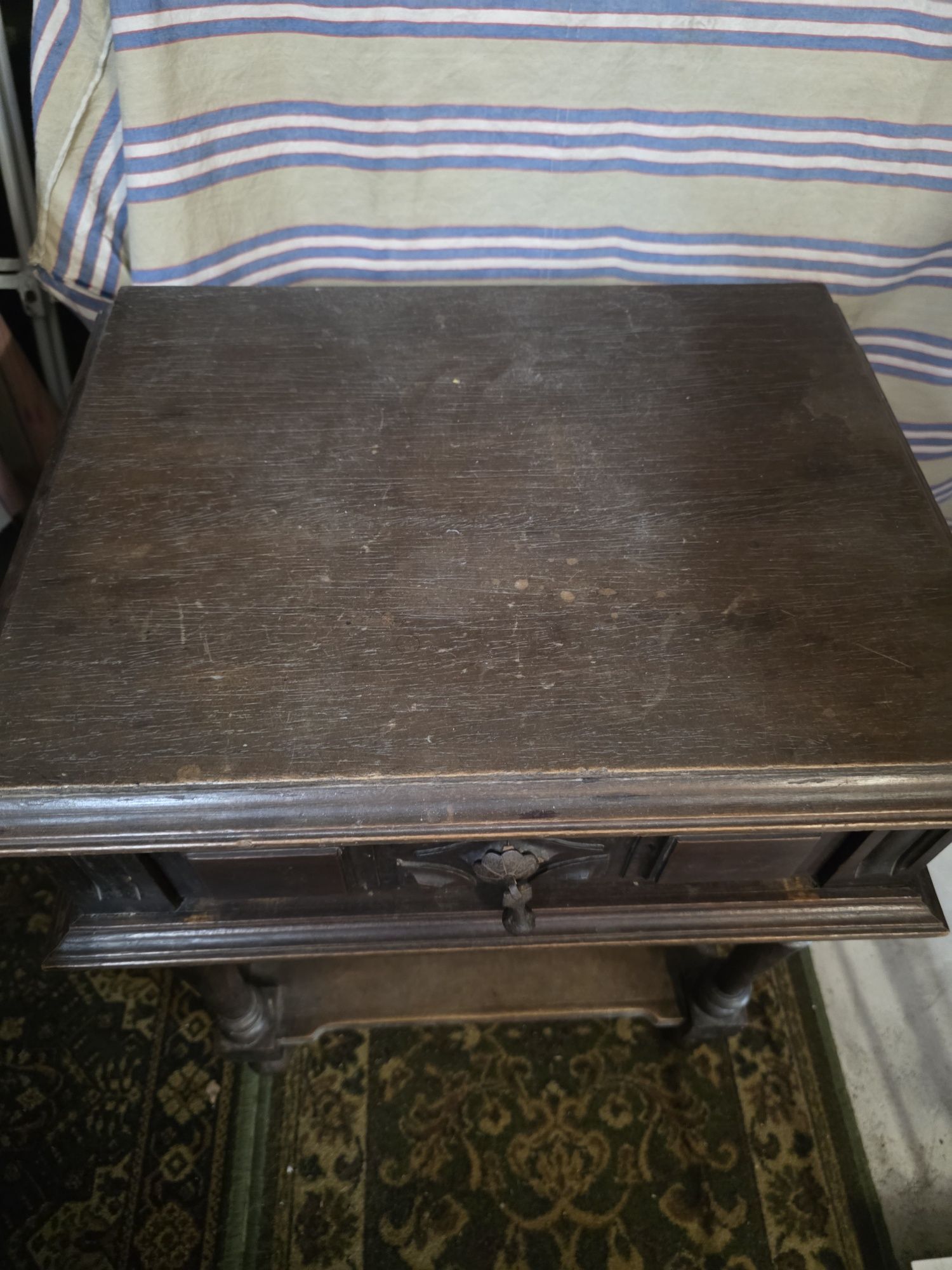 Mesa cabeceira clássica