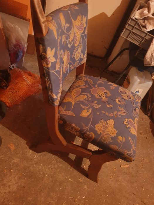 Sprzedal krzesła tapicerowane