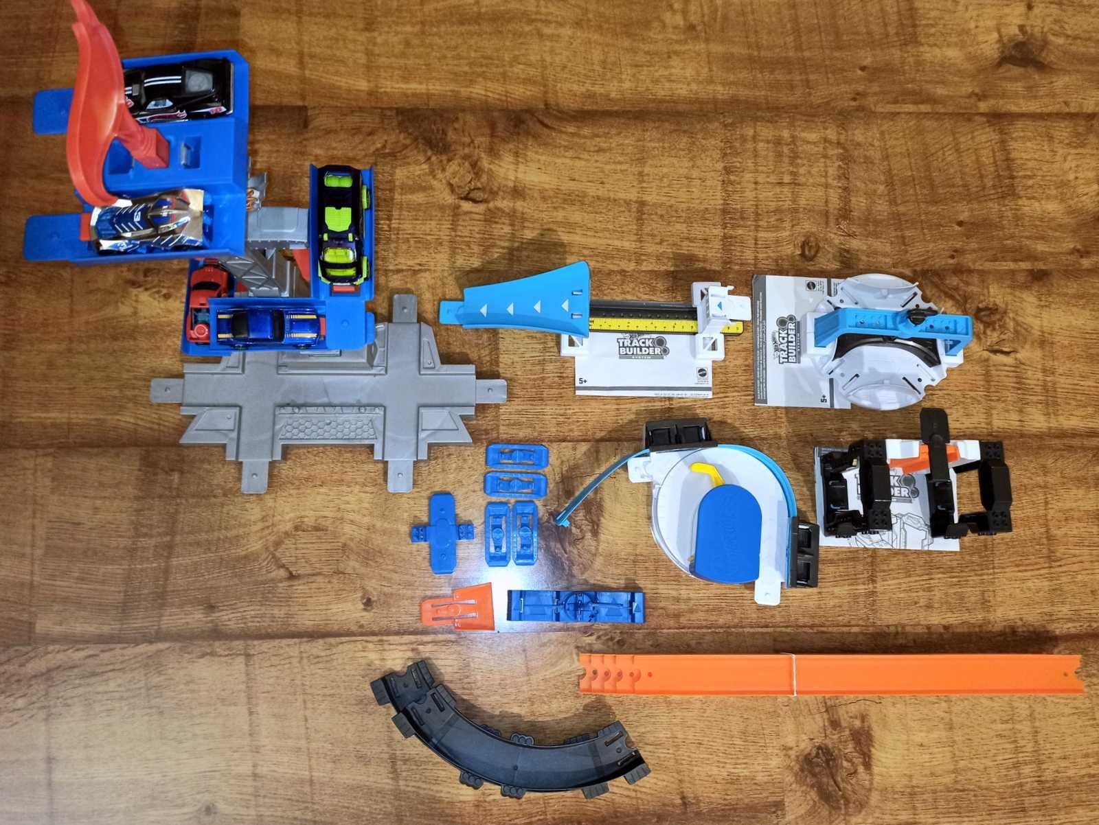 Hot Wheels - pięć różnych elementów Track Builder plus inne drobiazgi
