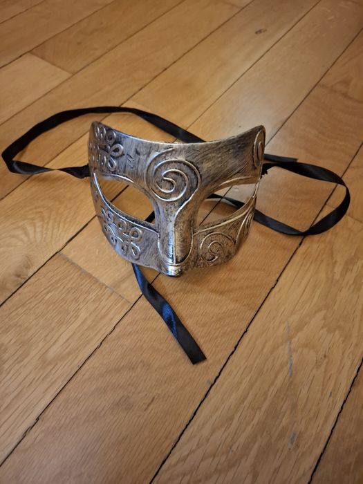 Plastikowa złota maska karnawałowa