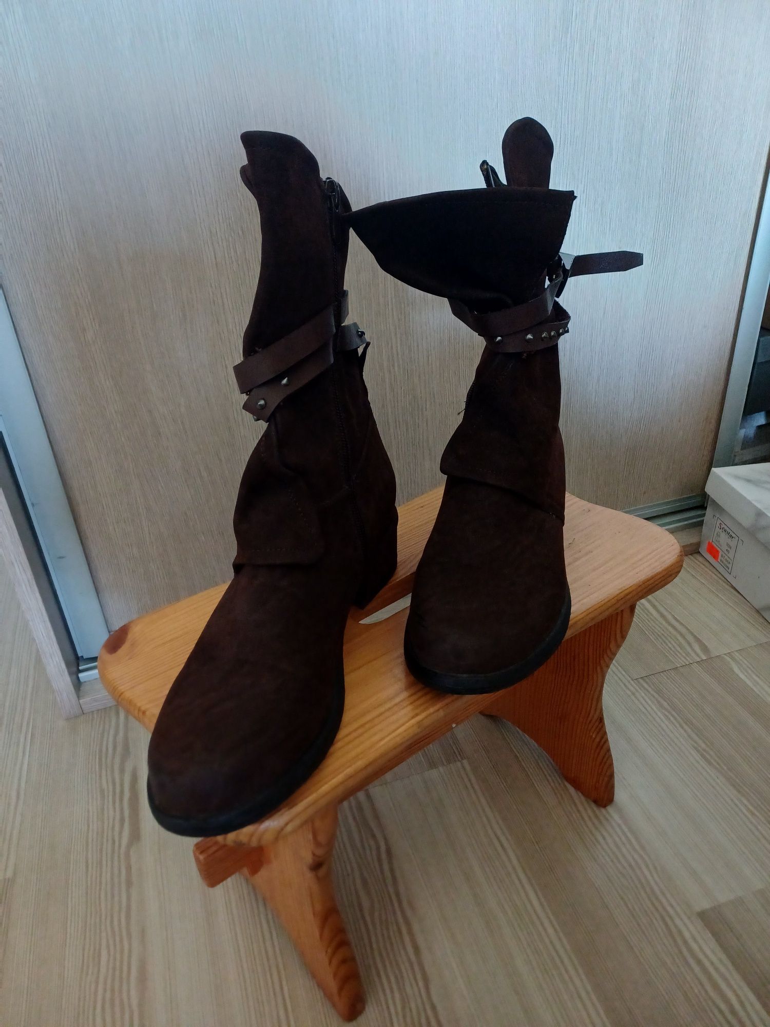 Brązowe botki ..