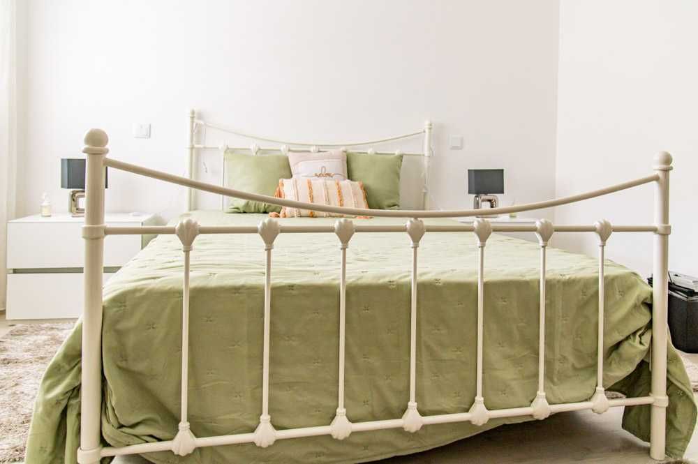 quarto casal cama de ferro  branco com 6 Peças