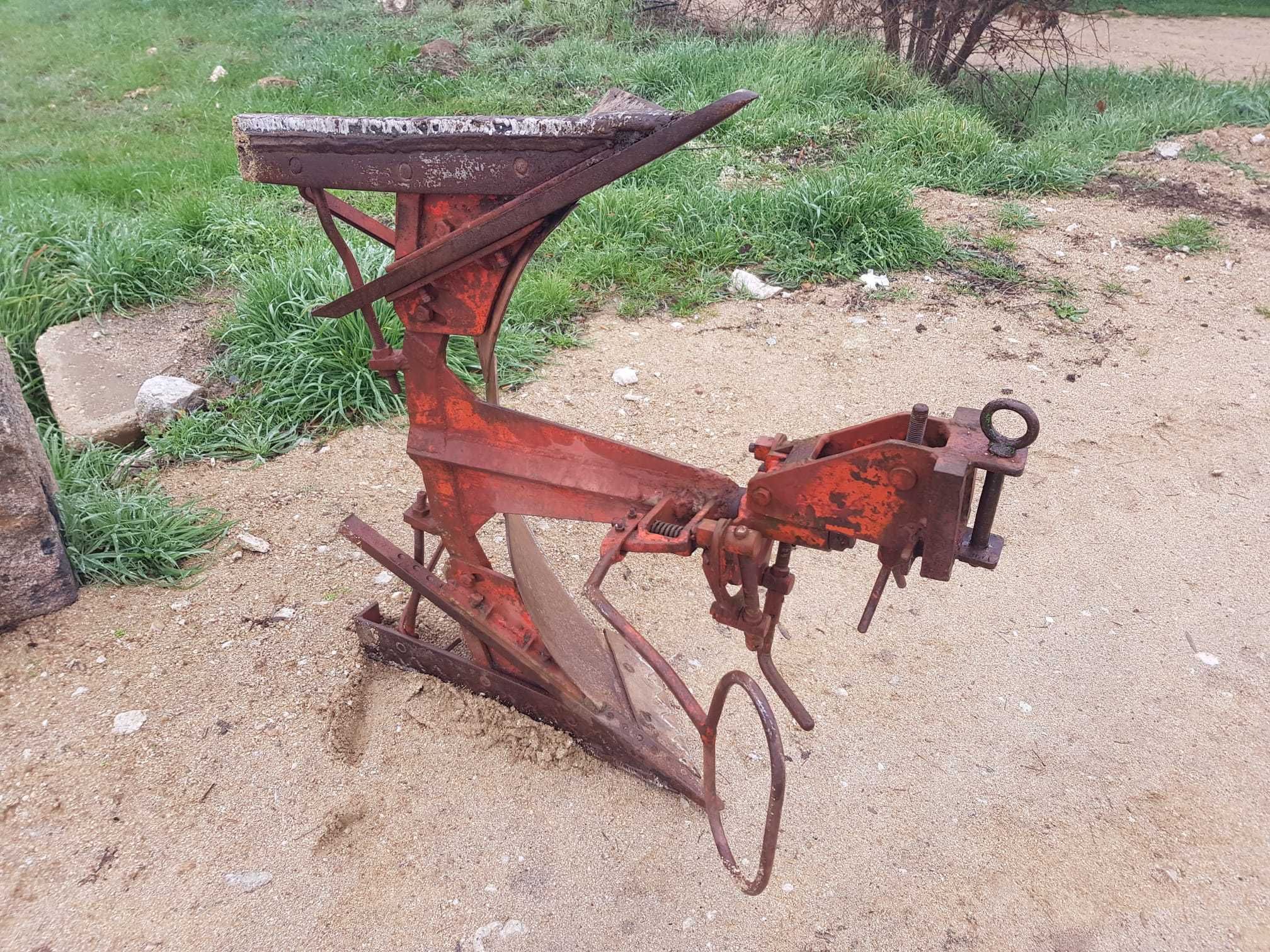Alfaias - Charrua para trator Pasquali ou equivalente