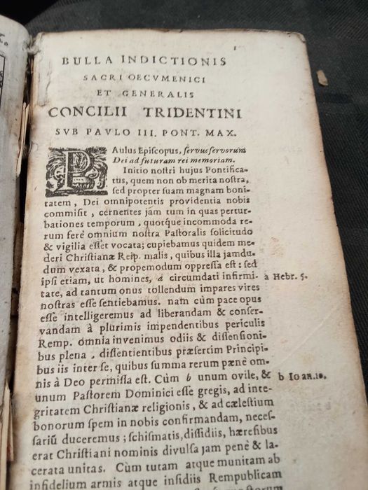 Livro com capa em pergaminho concílio tridentino