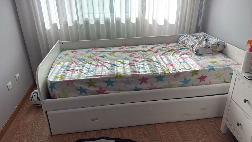 Cama de solteiro com outra cama por baixo